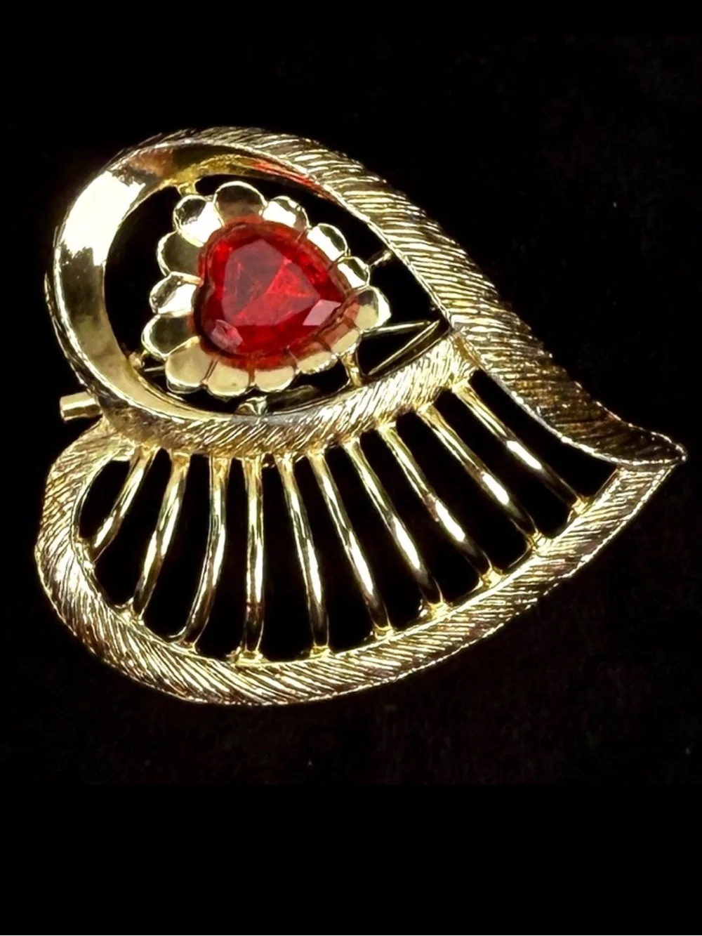Vintage goldtone with red heart center brooch